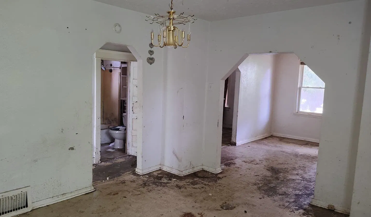 3 bed, 720 sqft, $555 — Photo 1