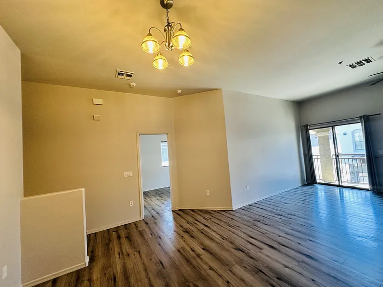 2402 E 5th St — Photo 10