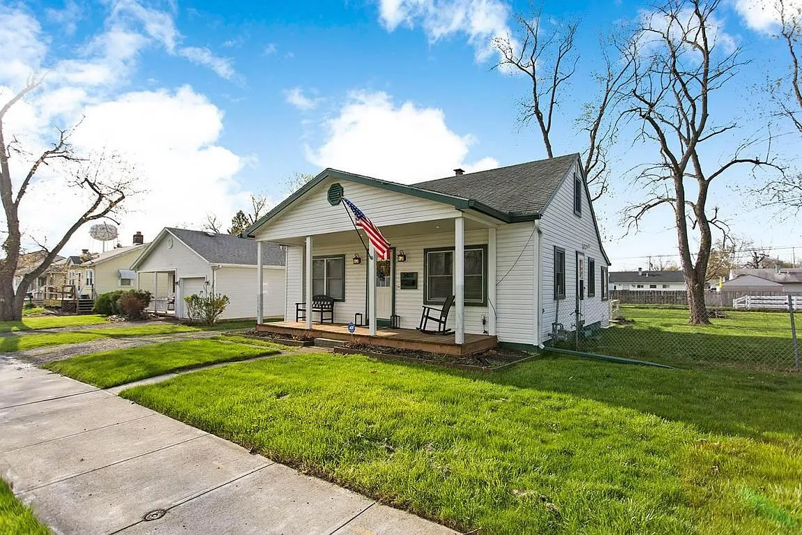 3481 Woodlawn Ave photo 1