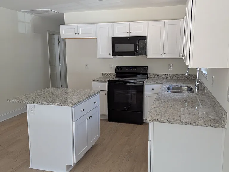 631 N Jones Ave — Photo 4