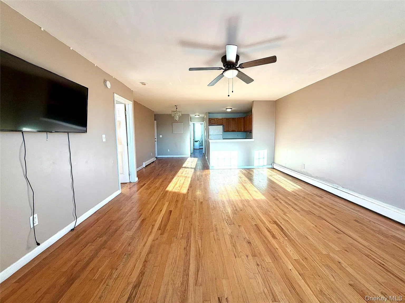 3 bed, 1.0 bath, 1120 sqft, $3,200 — Photo 2