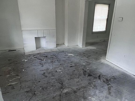 4th image of 1107 Stanley Ave