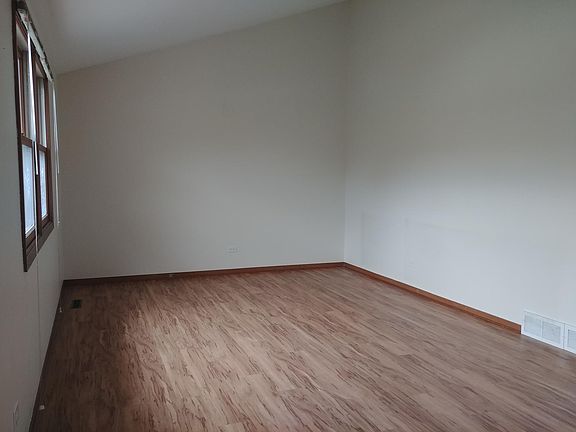 Living Room 17'8" x 12' Vaulted Ceiling