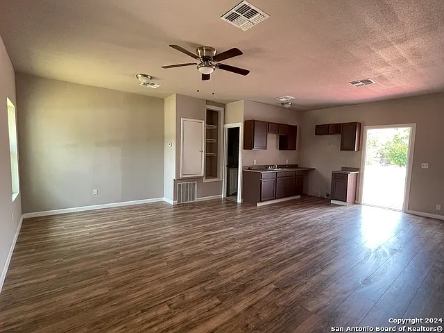 2 bed, 1.0 bath, 740 sqft, $1,295 — Photo 2