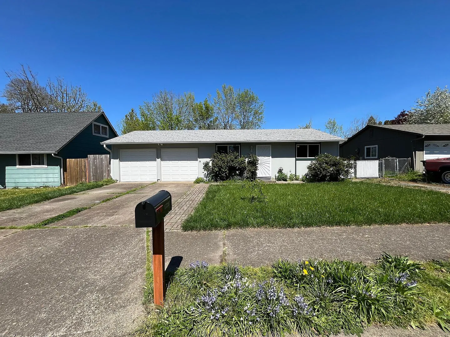 Delightful 2 bed 1 bath home in Beaverton! Spacious, Large private yard! Washer/Dryer included! — Photo 2