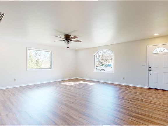 2nd image of 1810 W Essex Pl