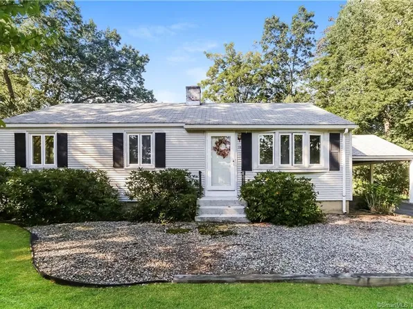 18 Crestwood Circle, Farmington, CT 06032