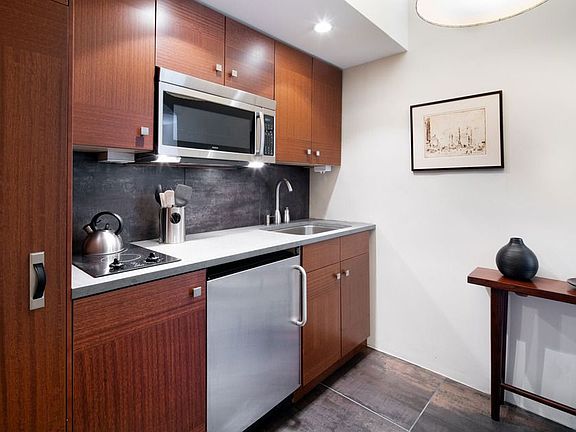 3rd image of 121 W 72nd St APT 7A