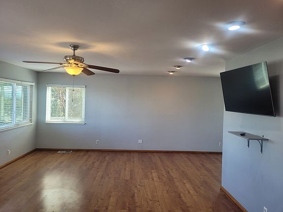 4th image of 4425 Estrada Ave