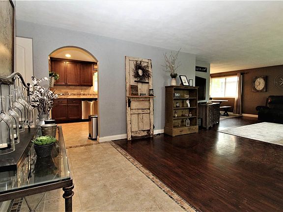3rd image of 6902 N Patricia Ln