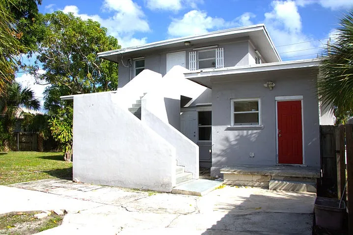 5 bed, 2572 sqft, $5,950 — Photo 4