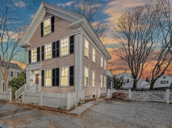 11 Parsons St, Newburyport, MA 01950