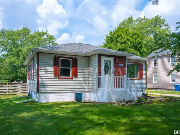 1221 Pennoyer Ave, Grand Haven, MI 49417