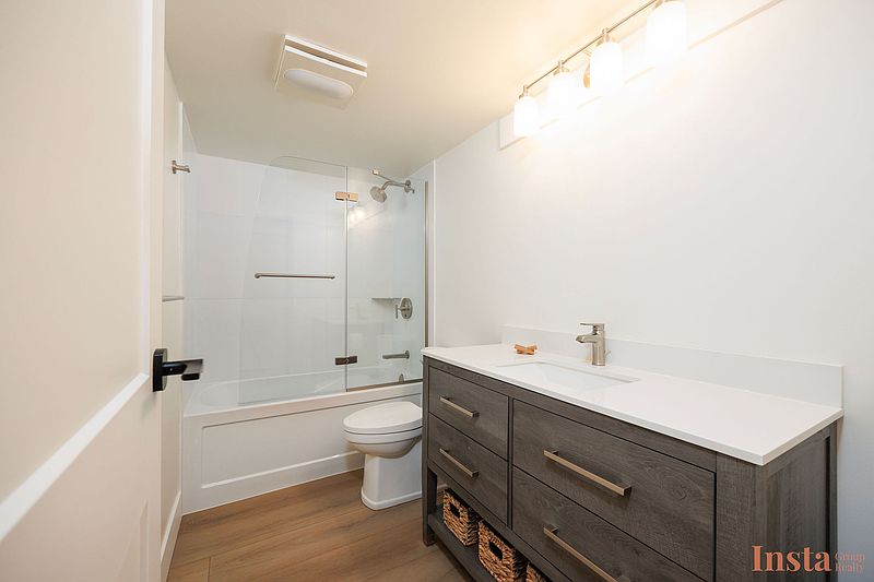 North Vancouver Apartment for rent - 2 Bedrooms — photo 17
