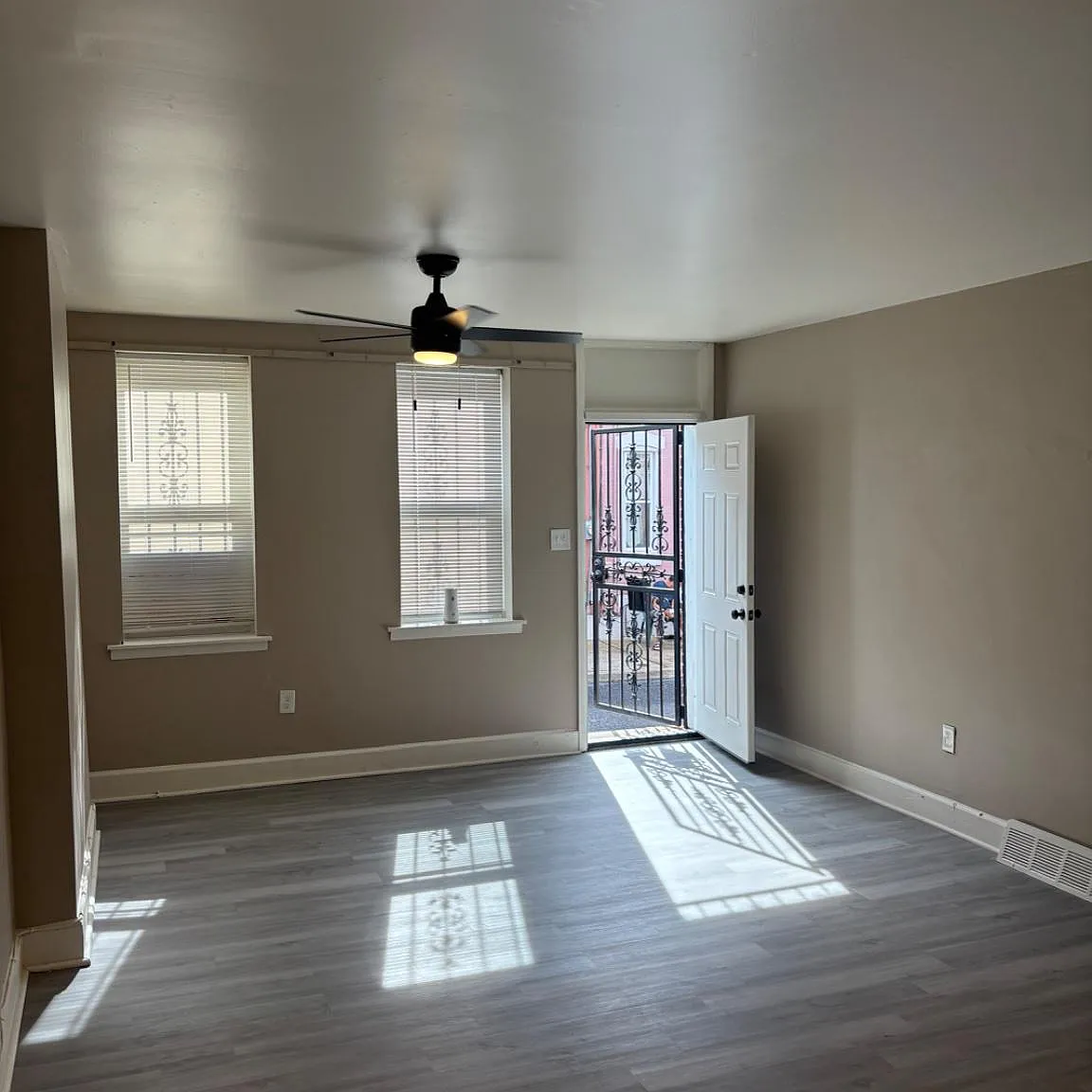2 bed, 1.0 bath, 906 sqft, $1,350 — Photo 2