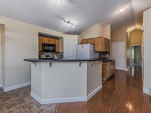 4th image of 211 Saddlebrook Way NE