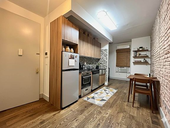 5th image of 1351 Hancock St APT 1R