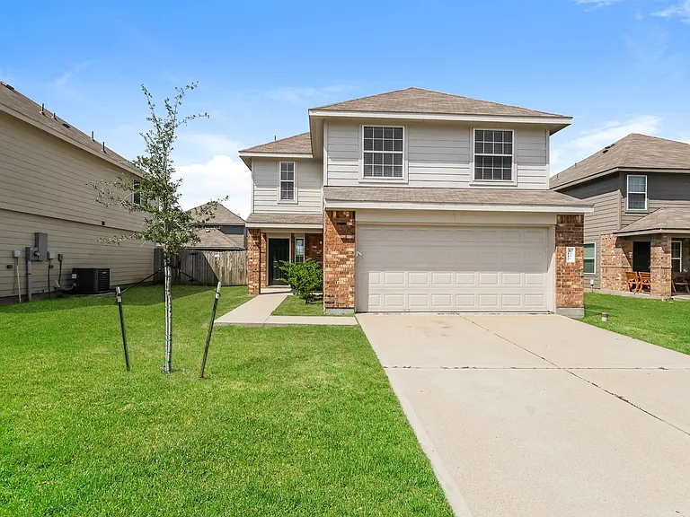 1004 Marquis Dr — Photo 1