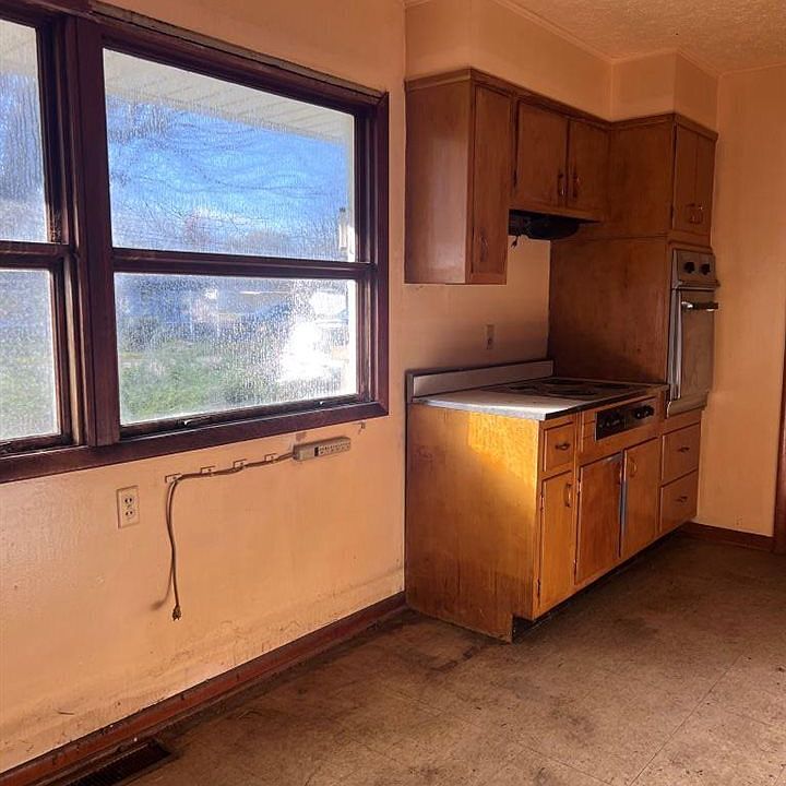 2nd image of 1706 Riley Rd