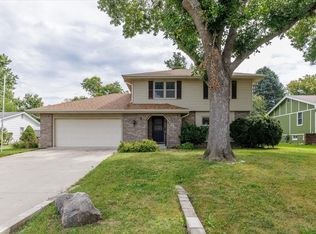 1041 Belle Mar Dr, West Des Moines, IA 50266