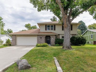 1041 Belle Mar Dr, West Des Moines, IA, 50266