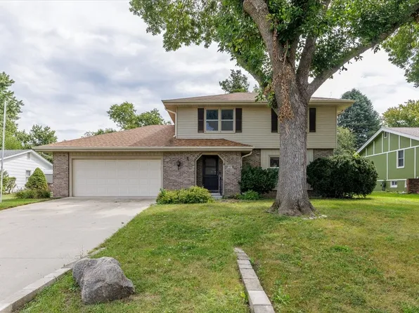 1041 Belle Mar Dr, West Des Moines, IA 50266