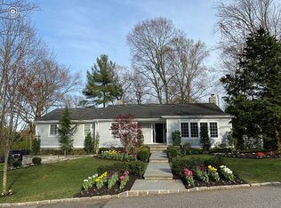 14 Peacock Dr, Roslyn, NY 11576