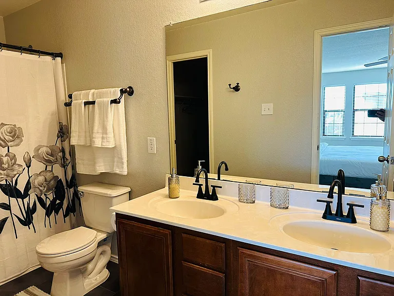 Master bath pic 1