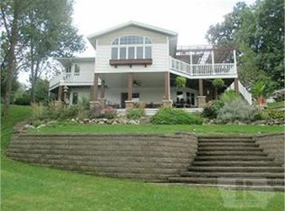 3016 E Lakeshore Dr, Brooklyn, IA 52211
