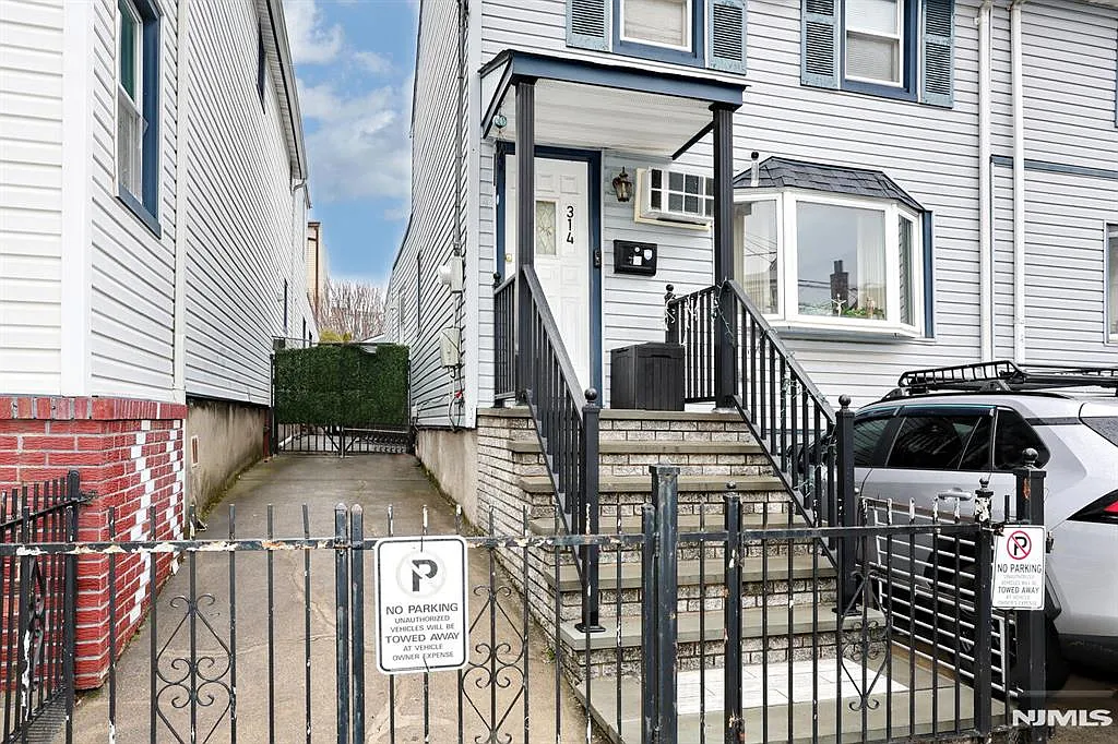 314 42nd St photo 1