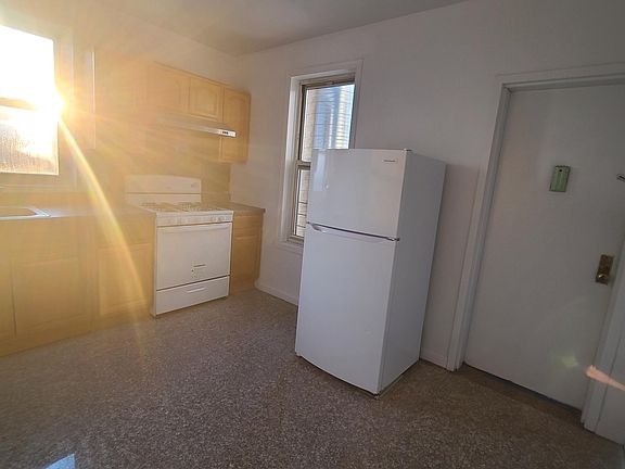 5th image of 165 Beech St #4