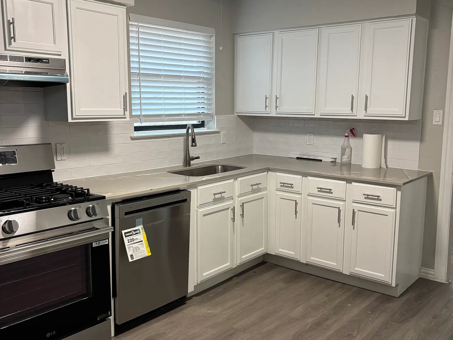 3 bed, 1077 sqft, $1,900 — Photo 3