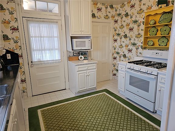 3rd image of 562 N Maple Ave