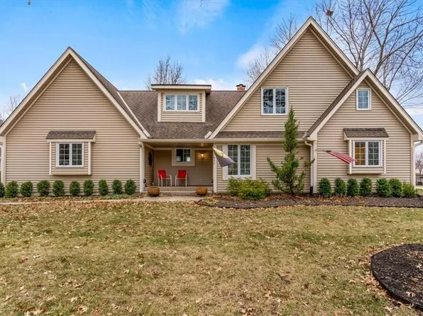 1011 Johnston Dr, Raymore, MO 64083