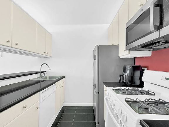 4th image of 415 E 37th St APT 34H