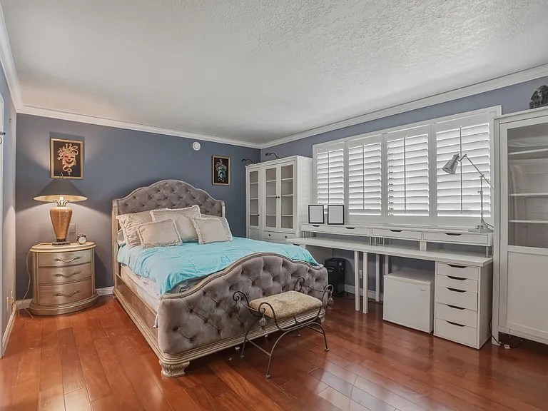 21620 Burbank Blvd #15 — Photo 18