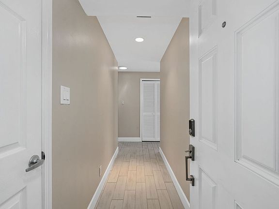 4th image of 1042 East Ave