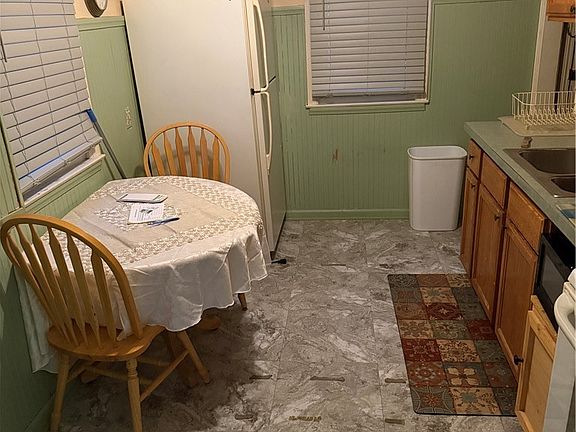 2nd image of 1646 Everett Ave