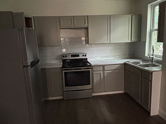 4th image of 206 Windsor St