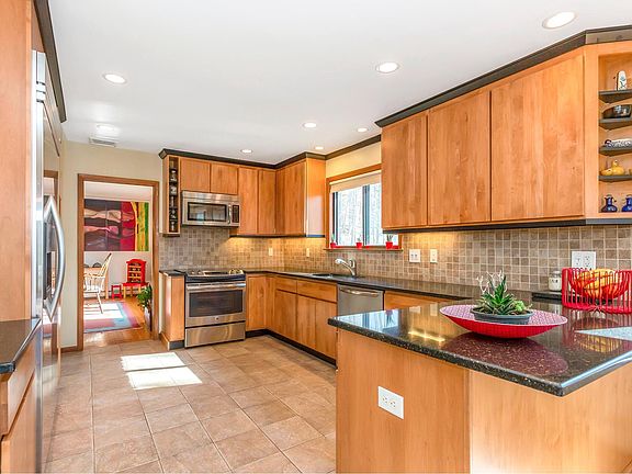 5th image of 4 Spring Hill Ln