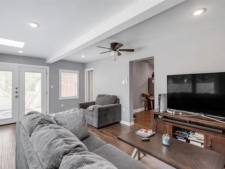 815 E 31st St #C — Photo 7
