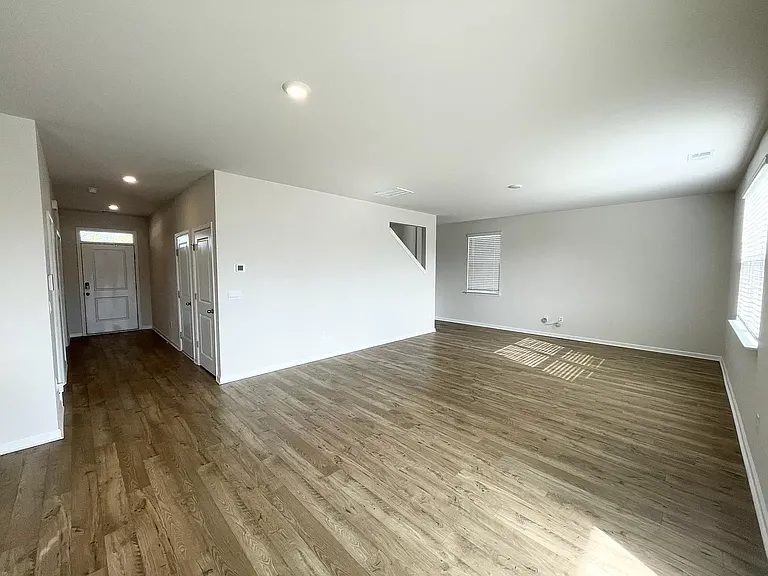 1048 Flintshire Dr — Photo 10