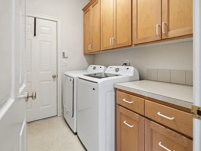1588 Oak St — Photo 33