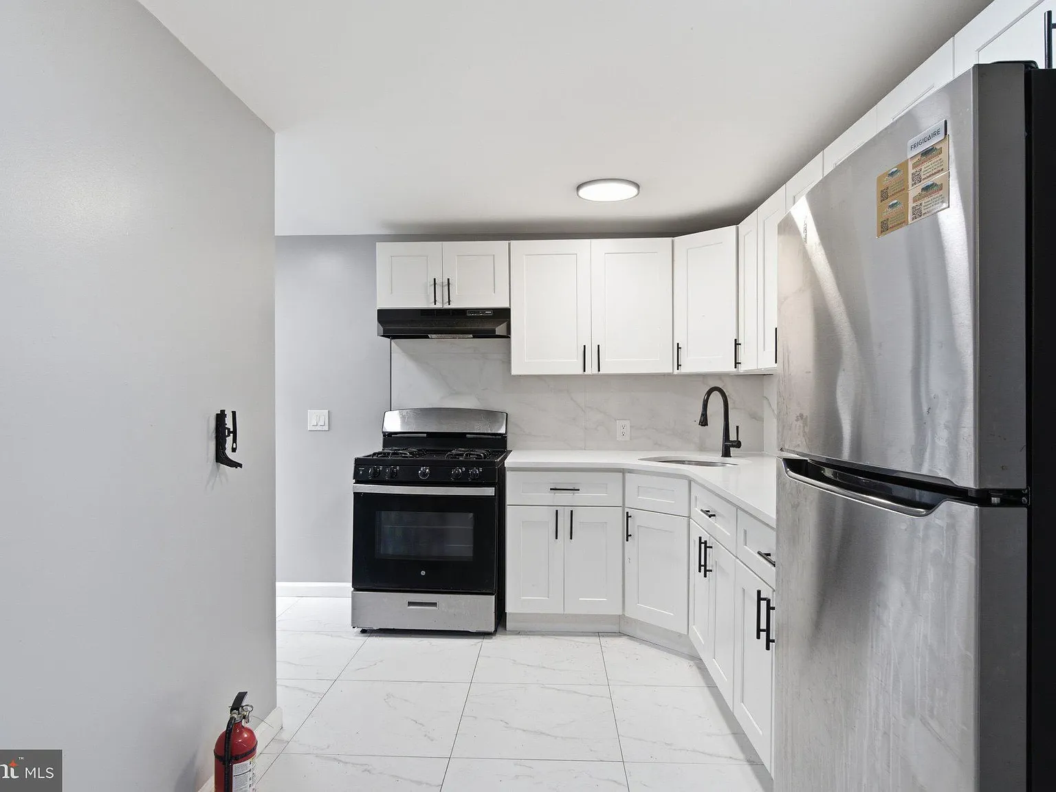 3 bed, 1.0 bath, 2252 sqft, $2,500 — Photo 4