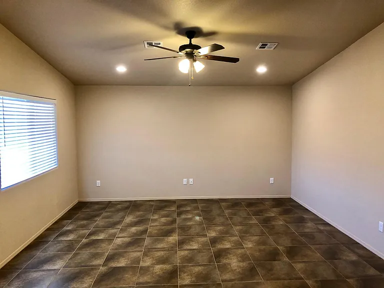 10122 E 33rd Ln — Photo 5