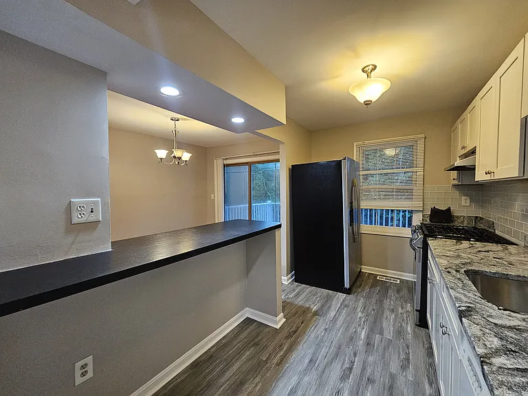 Fully remodeled kitchen with new oven range, brand new cabinets and granite countertop and breakfast bar!