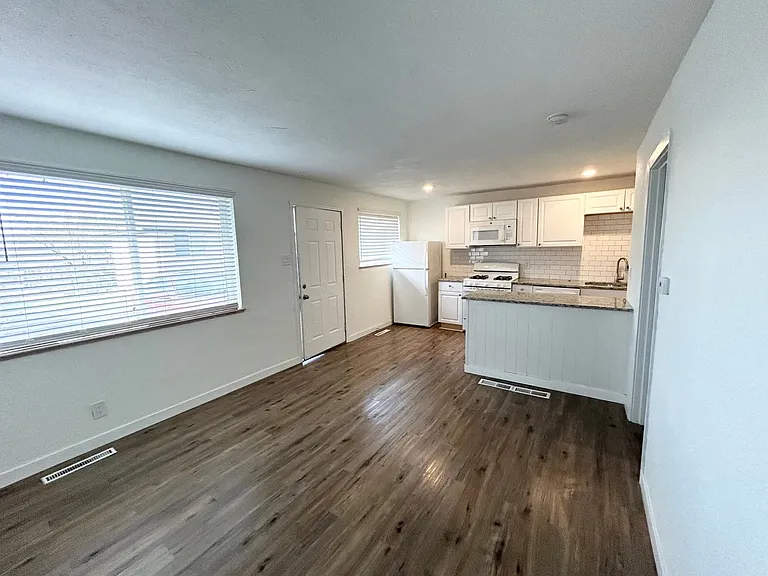 411 - 413 Prairie Rd. — Photo 9