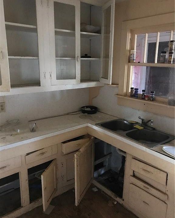 2nd image of 627 SW 32nd St