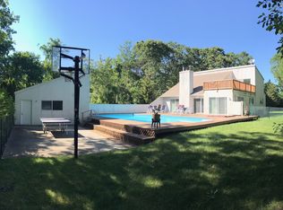 47 Old Meeting House Rd, Quogue, NY 11959