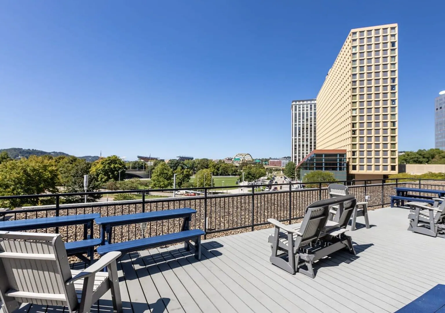 2BR Downtown Apartment with Gym & Deck — Photo 4